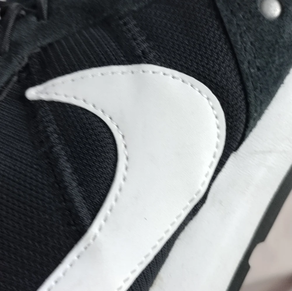 Nike Venture Men's Size 12 Runner Running Shoes Black White Suede CK2944-002